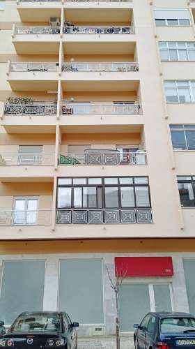 Loja com terraço, 4 divisões e rendimento de 1.200€/mês