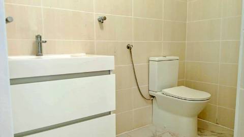Loja com terraço, 4 divisões e rendimento de 1.200€/mês