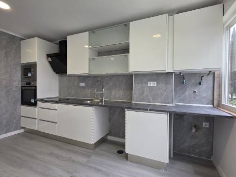 Apartamento T2 em Oeiras | Totalmente remodelado + Varanda