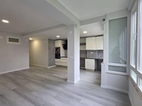 Apartamento T2 em Oeiras | Totalmente remodelado + Varanda