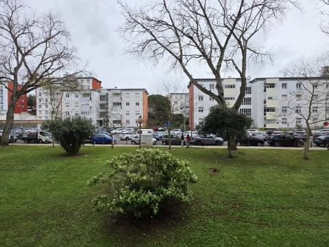 Apartamento T2 em Oeiras | Totalmente remodelado + Varanda