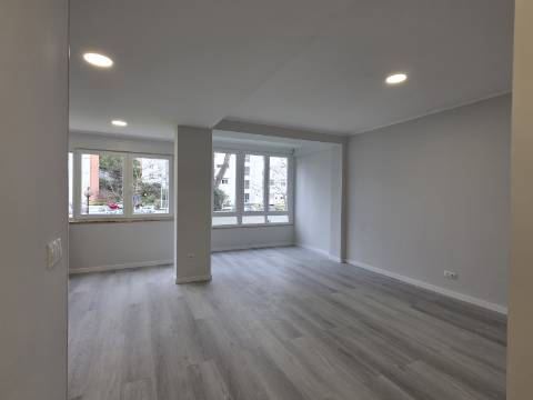 Apartamento T2 em Oeiras | Totalmente remodelado + Varanda