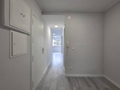 Apartamento T2 em Oeiras | Totalmente remodelado + Varanda