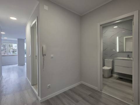 Apartamento T2 em Oeiras | Totalmente remodelado + Varanda