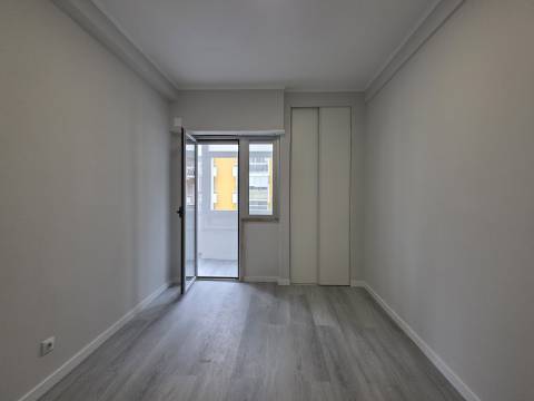 Apartamento T2 em Oeiras | Totalmente remodelado + Varanda