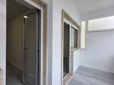 Apartamento T2 em Oeiras | Totalmente remodelado + Varanda