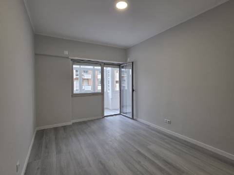 Apartamento T2 em Oeiras | Totalmente remodelado + Varanda