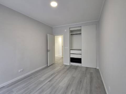 Apartamento T2 em Oeiras | Totalmente remodelado + Varanda