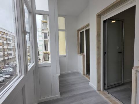 Apartamento T2 em Oeiras | Totalmente remodelado + Varanda