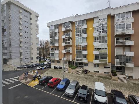Apartamento T2 em Oeiras | Totalmente remodelado + Varanda