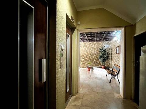 Apartamento T2 em Oeiras | Totalmente remodelado + Varanda