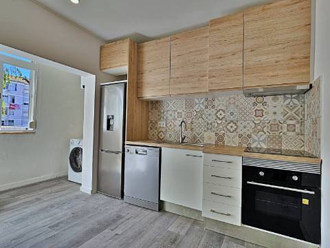 Apartamento T2 totalmente remodelado na Baixa da Banheira.