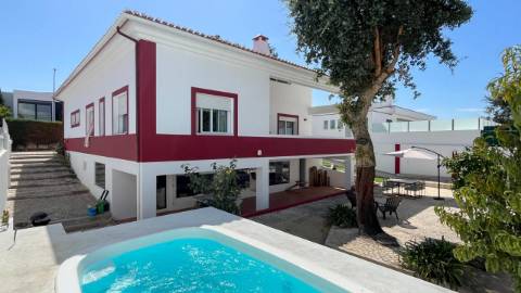 Moradia com 3 Suítes, Piscina e Cave em Azeitão