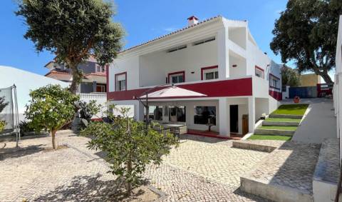 Moradia com 3 Suítes, Piscina e Cave em Azeitão