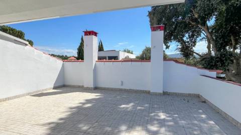 Moradia com 3 Suítes, Piscina e Cave em Azeitão