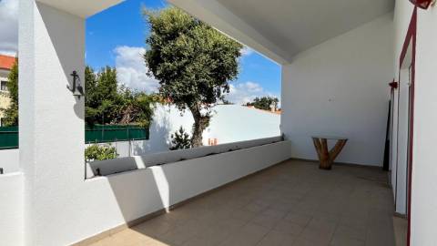 Moradia com 3 Suítes, Piscina e Cave em Azeitão