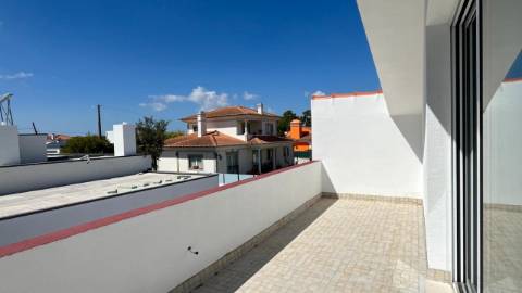 Moradia com 3 Suítes, Piscina e Cave em Azeitão