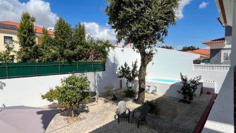 Moradia com 3 Suítes, Piscina e Cave em Azeitão