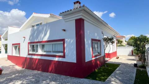 Moradia com 3 Suítes, Piscina e Cave em Azeitão