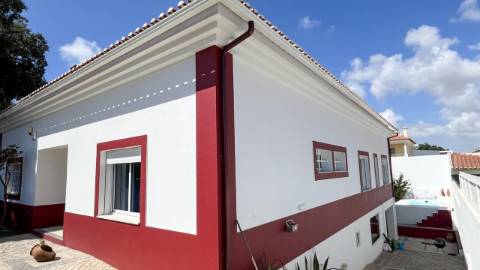 Moradia com 3 Suítes, Piscina e Cave em Azeitão