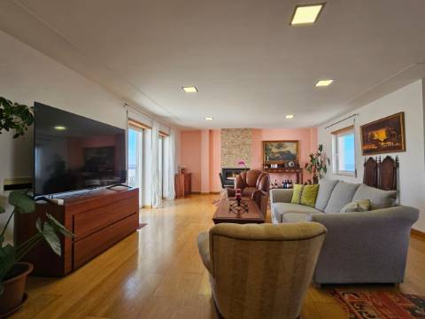 Penthouse Duplex Exclusiva T3 sendo 2 suítes em Avenida Bocage Barreiro, com Vista Panorâmica Lisboa e Rio Tejo.
