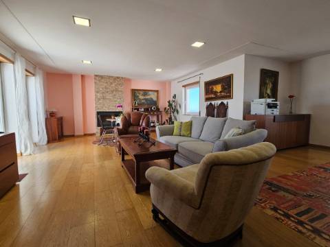 Penthouse Duplex Exclusiva T3 sendo 2 suítes em Avenida Bocage Barreiro, com Vista Panorâmica Lisboa e Rio Tejo.