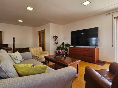 Penthouse Duplex Exclusiva T3 sendo 2 suítes em Avenida Bocage Barreiro, com Vista Panorâmica Lisboa e Rio Tejo.