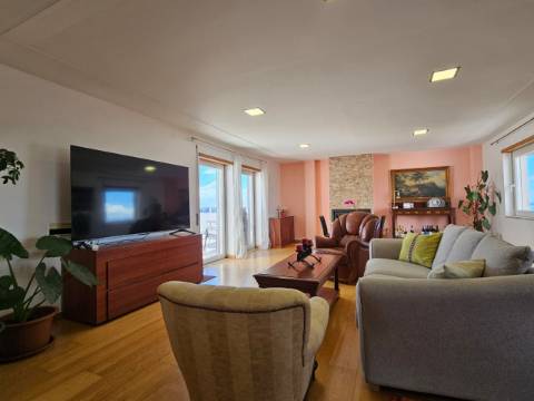 Penthouse Duplex Exclusiva T3 sendo 2 suítes em Avenida Bocage Barreiro, com Vista Panorâmica Lisboa e Rio Tejo.
