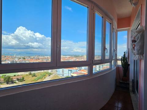 Penthouse Duplex Exclusiva T3 sendo 2 suítes em Avenida Bocage Barreiro, com Vista Panorâmica Lisboa e Rio Tejo.