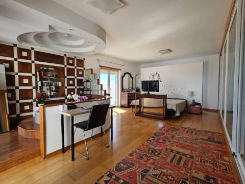 Penthouse Duplex Exclusiva T3 sendo 2 suítes em Avenida Bocage Barreiro, com Vista Panorâmica Lisboa e Rio Tejo.