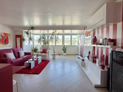 Apartamento T2 com Vista Panorâmica | Costa da Caparica