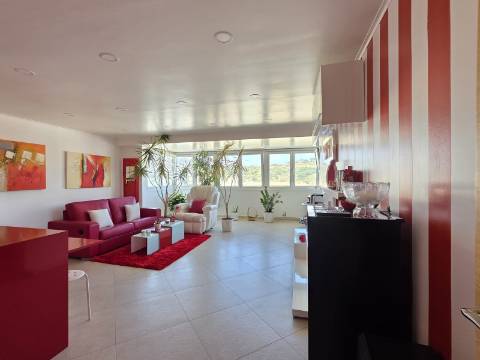 Apartamento T2 com Vista Panorâmica | Costa da Caparica