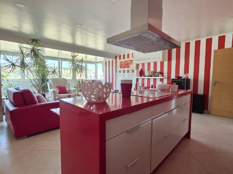 Apartamento T2 com Vista Panorâmica | Costa da Caparica