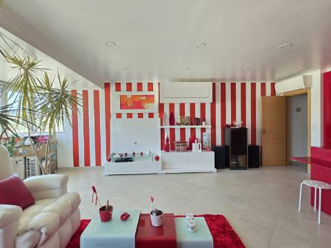Apartamento T2 com Vista Panorâmica | Costa da Caparica