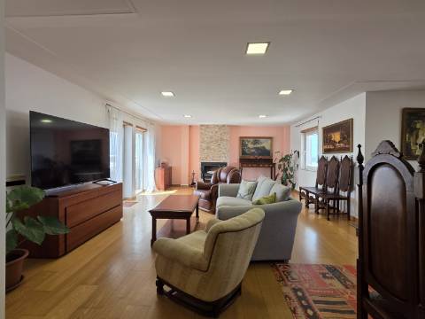 Penthouse Duplex Exclusiva, T3 sendo 2 suítes em Avenida Bocage no Barreiro, com Vista Panorâmica Lisboa e Rio Tejo..