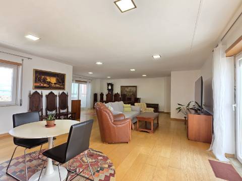 Penthouse Duplex Exclusiva, T3 sendo 2 suítes em Avenida Bocage no Barreiro, com Vista Panorâmica Lisboa e Rio Tejo..