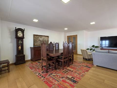 Penthouse Duplex Exclusiva, T3 sendo 2 suítes em Avenida Bocage no Barreiro, com Vista Panorâmica Lisboa e Rio Tejo..