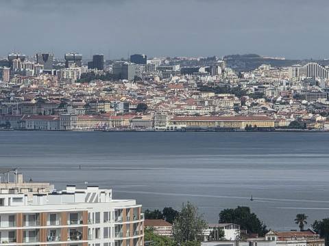 Penthouse Duplex Exclusiva, T3 sendo 2 suítes em Avenida Bocage no Barreiro, com Vista Panorâmica Lisboa e Rio Tejo..