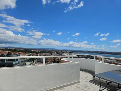 Penthouse Duplex Exclusiva, T3 sendo 2 suítes em Avenida Bocage no Barreiro, com Vista Panorâmica Lisboa e Rio Tejo..
