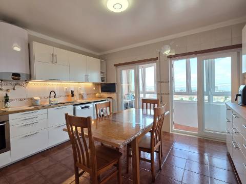 Penthouse Duplex Exclusiva, T3 sendo 2 suítes em Avenida Bocage no Barreiro, com Vista Panorâmica Lisboa e Rio Tejo..