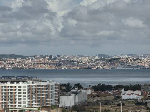 Penthouse Duplex Exclusiva, T3 sendo 2 suítes em Avenida Bocage no Barreiro, com Vista Panorâmica Lisboa e Rio Tejo..