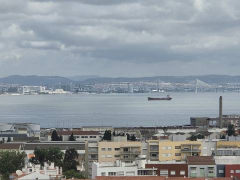Penthouse Duplex Exclusiva, T3 sendo 2 suítes em Avenida Bocage no Barreiro, com Vista Panorâmica Lisboa e Rio Tejo..