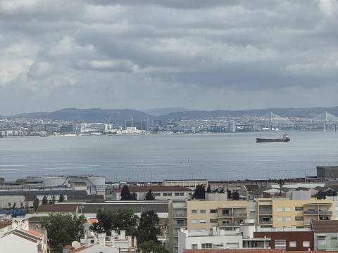 Penthouse Duplex Exclusiva, T3 sendo 2 suítes em Avenida Bocage no Barreiro, com Vista Panorâmica Lisboa e Rio Tejo..