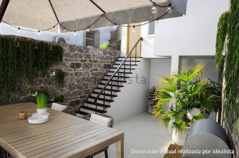 Moradia com Logradouro para Remodelar