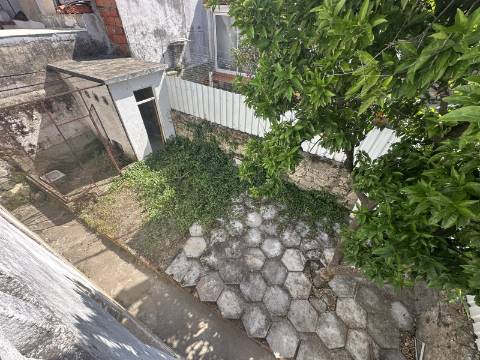 Moradia T3 com Logradouro