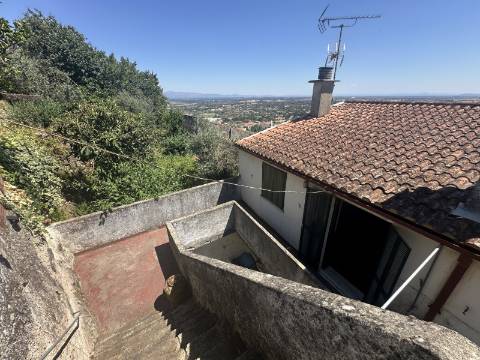 Apartamento T4 com Terraço e Logradouro - Zona Histórica