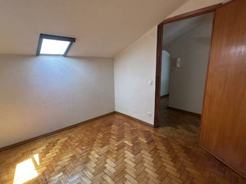 Apartamento T4 com Terraço e Logradouro - Zona Histórica