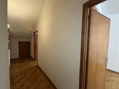 Apartamento T4 com Terraço e Logradouro - Zona Histórica