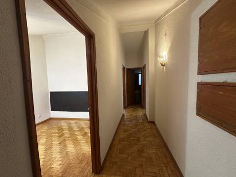 Apartamento T4 com Terraço e Logradouro - Zona Histórica