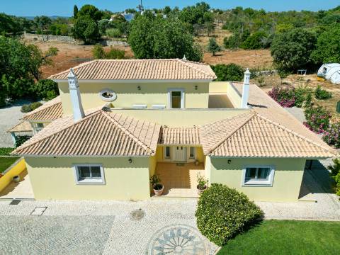 Boliqueime Moradia de Campo com 4+1 Quartos com18.350 m² de Terreno para Venda